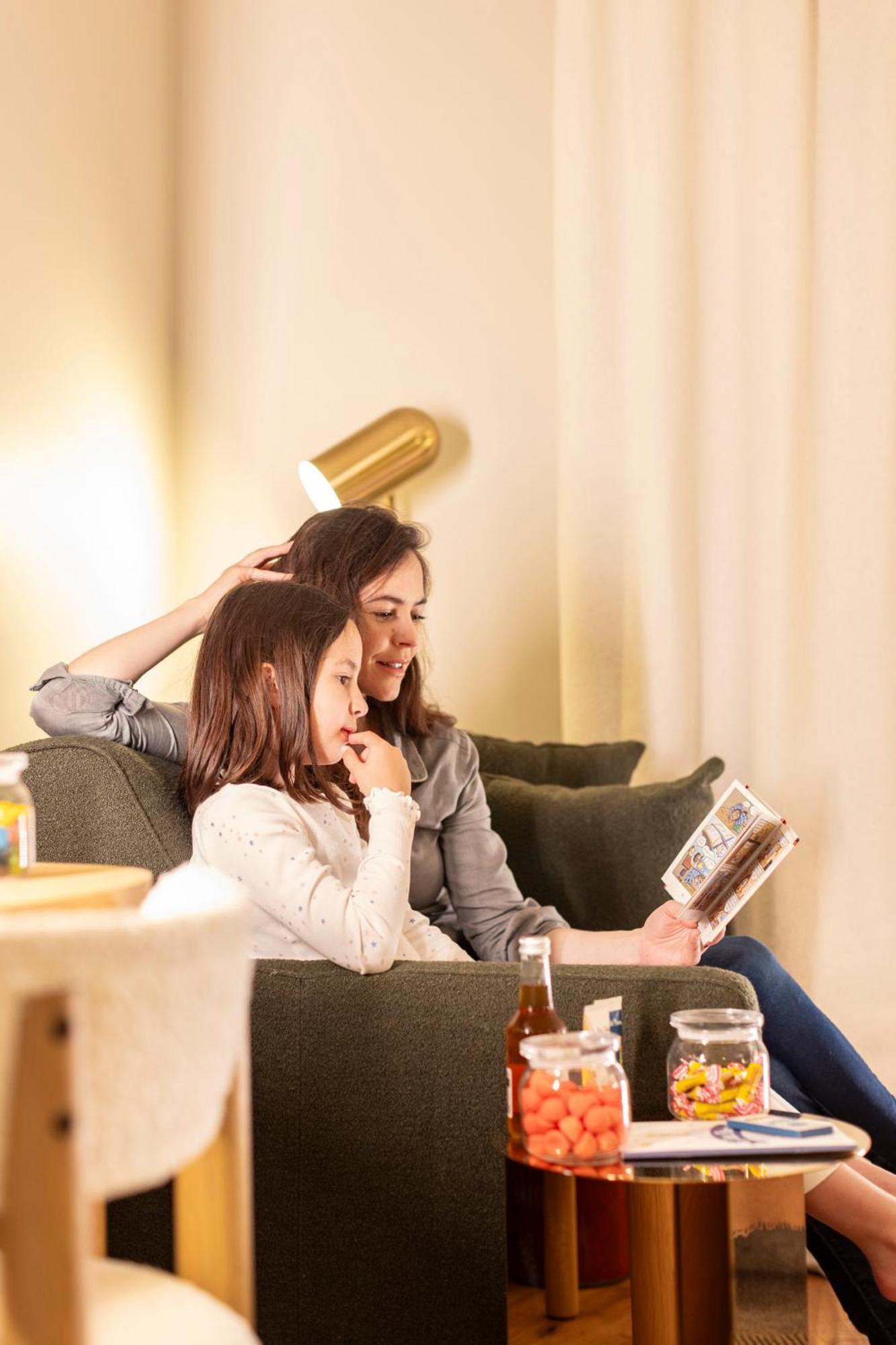 Hostellerie Briqueterie & Spa Champagne Vinay  Exterior photo A mother and daughter looking at a photo album together